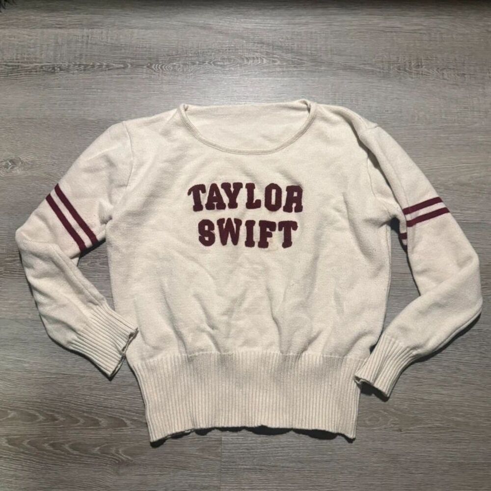 Taylor Swift 2XL Sweater Spellout *has stain and wash wear